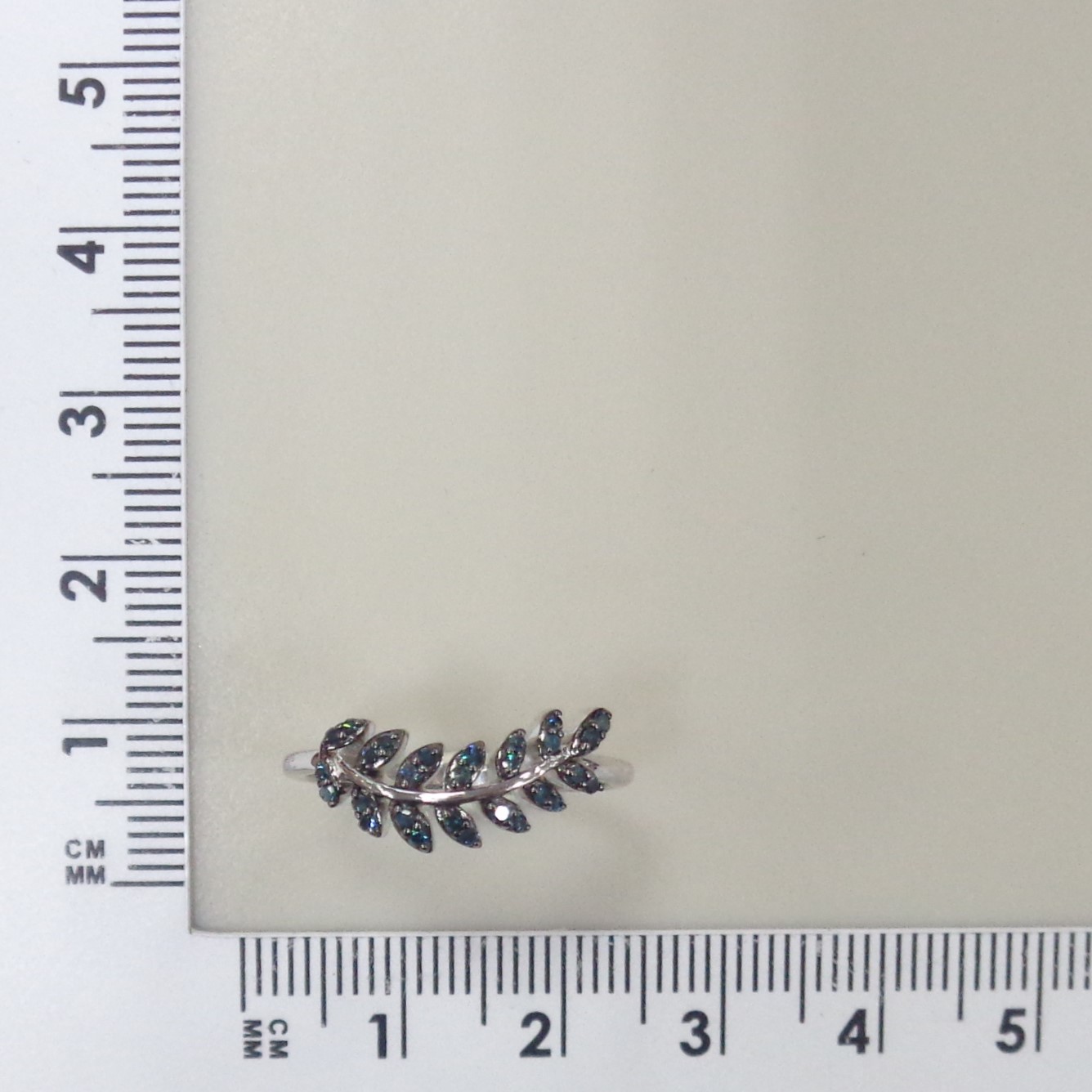 Серебряное кольцо с голубыми бриллиантами